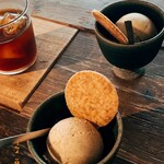 ARBOL ICECREAM - 手前が『和紅茶とオレンジ』、奥が『すだち釜炒り茶』