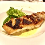 アンフュージョン - スズキのポアレ　ホタテとサフランのソース