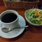 ブレイク - モーニングセットのホットコーヒーとサラダ