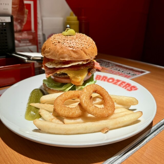 ブラザーズ 新富町店」で本格的なハンバーガーを。全体のバランスが