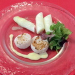 茹で上げホワイトアスパラのドレッシングがけと焼きホタテ