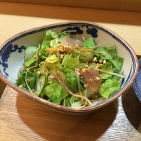 むとう - 日替わりランチに付くメジマグロのサラダ。蕎麦の揚げ玉の食感がよろしいです