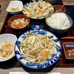 沖縄郷土料理あわもり ゆうなんぎい - お味噌汁な200円でミニ沖縄そばへ変更してます、200円で沖縄気分満喫
