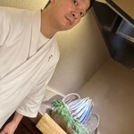 徳ㇵ本也 - カメラマンはお弟子さんです。スマホを預けて秋刀魚の写真をお願いしました。（初訪問の頃からお弟子さんのご厚意に甘えています。感謝）じゃれあう師弟関係にほっこりです（笑）