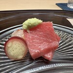 徳ㇵ本也 - お造り　さっと炙った伊勢海老（三重）　本鮪（塩釜港）　茗荷