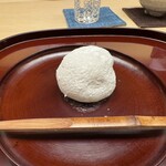 徳ㇵ本也 - 月見餅　柔らかすぎて手で持っていただきました。ほんのり温かく口の中でとろけました⭐︎