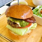 ハンバーガー モミジ - バジルチーズにサラミ