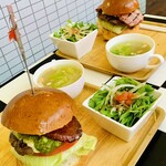 ハンバーガー モミジ - スープとサラダがセット