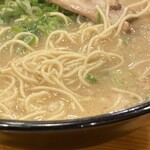 하카타 라멘 혼마루테이 토비시마점 - 면