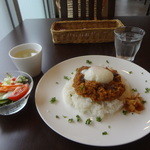 ピリカ カフェ - ドライカレー（サラダ・スープ付）、ドリンク（+100）セット