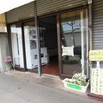 ラーメン二郎 - 店舗隣りの待合室？