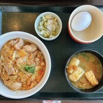 なか卯 - 料理写真:とろたま親子丼(並)+みそ汁&京風つけもの