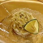 すしのいずみ - 襟裳岬の毛蟹　味噌和えとスダチ