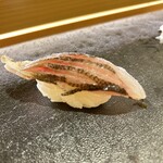 すしのいずみ - 伊豆でとれたカマスの炙り　スダチと塩