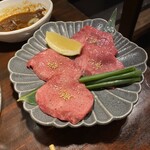 炭火焼肉 ホルモン にく式 - 左上タン　右並タン