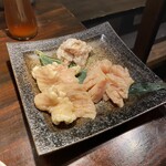 炭火焼肉 ホルモン にく式 - 上てっぽう　左シマチョウ　右牛ミノ