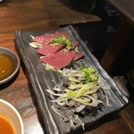 炭火焼肉 ホルモン にく式 - 上ハツ刺し　下センマイ刺し