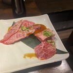 炭火焼肉 ホルモン にく式 - 左和牛上カルビ　右和牛ハラミあつ