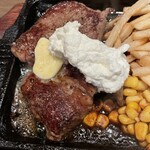 サムスアイランド - ライバルコンビネーションのショートリブ150g&ハンバーグ150g(1,990円)ガーリックバター乗せ