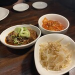 炭火焼肉 ホルモン にく式 - 上キムチ　左牛の煮込み　右もやしナムル