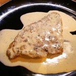 居酒屋 兀突骨 - 鯛のロティ　ブルーチーズのソース(カリッと香ばしい皮と、コクのあるソースがうまい)