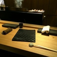 焼鳥 市松 - カウンターとテーブル1つ
