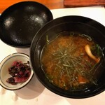 美酒美肴 はまゐ - フグの骨と穴子の骨を使った赤だし