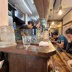 東京味噌らーめん 鶉 - 店舗内観（カウンター席）