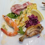 SALAO - 前菜の盛り合わせ　オムレツは具だくさんです。