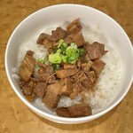 츄우카 소바 엔쟈쿠 - ルーローハン仕立てのコロチャー丼　３００円　(2024/10)