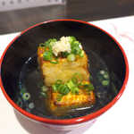 ふじや - お通しは「白魚豆腐」。上品な出汁とともに、アツアツをいただく