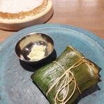 ワインとスパイス小料理 Dal Mellow - フィッシュポリチャットゥ
      スパイシーでスモーキーなマサラで和えた魚をバナナの葉っぱで蒸し焼きした南インドケララ地方の料理