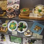 大戸屋 - 店頭にあるウィンドウディスプレイより。冬場にかけて鍋がオススメらしいです。