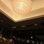 大戸屋 - 和紙照明のある天井。店内はファミレスよりちょい高級感のある雰囲気♪