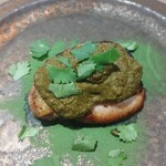 ワインとスパイス小料理 Dal Mellow - グリーンマサラのチキンステーキ
      ジューシー＆クリスピーなチキンをスパイシーでアロマテイックなソースで