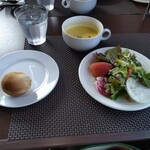 ラ ビストリア - サラダ、ミルクパン、カボチャのポタージュ。