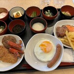 明神の湯 ドーミイン プレミアム 神田 - 小鉢、焼き鮭、ポテトフライ、唐揚げ、目玉焼き、ソーセージ、ハンバーグ