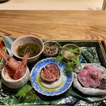 木鶏 - 青森新もずく、鳥取境港 甘エビ漬け、茨城霞ヶ浦 白魚沖漬け すだち、XO醬、小木ビオレー プラリネの白和え、仙台牛 カメノコ ローストビーフ