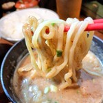 フジヤマ55 - 牛ホルつけ麺のつけダレ麺リフト