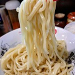 フジヤマ55 - 牛ホルつけ麺の麺リフト