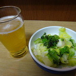 吾妻家 - お通しのキャベツにビール