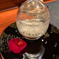ラトリエ ドゥ ジョエル・ロブション - キャビアとオマール海老のジュレをなめらかなカリフラワームースで「スペシャリテを追加オーダー」