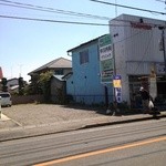 Yakisoba Senka - 駐車場。店舗左２５mの電器店（フタバ電化）の左隣､手前から３台分を確保。