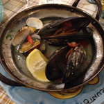 ピッツェリア ブラチェリア チェザリ - ムール貝とアサリのワイン蒸し