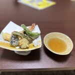 望洋館 - 天ぷら盛り合わせ。