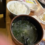 備長炭火ホルモン焼 しちりん - ご飯＆ワカメスープ