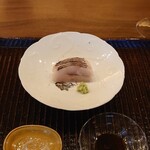 鎌倉 北じま - クロシビカマスのお造り(皮目に炭を押し当て)