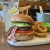カフェ・ダウニー - THE BURGER(スライストマト、アボカド、ベーコントッピング)、オニオンリング、レモネード