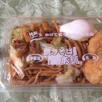 焼きそば本舗 - 店名等印刷入り専用フードパックの中に焼きそば。