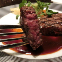 オールデイダイニング リモネ - レアな良い焼き加減。付け合せの蓮根のフライなども熱々の良い揚げ加減で美味しいでしたよ～。